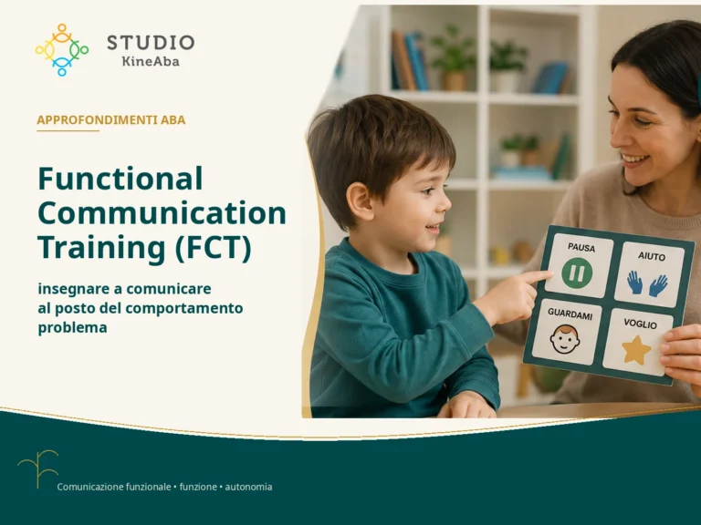 Functional Communication Training con bambino che utilizza un supporto visivo per comunicare una richiesta